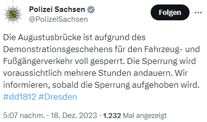 In #Dresden sperrt die #Pegizei die #Augustusbrücke über mehrere Stunden sogar für den Fußgängerverkehr. Anscheinend wird dem braunen Pöbel in der Stadt mal wieder der rote Teppich ausgerollt. #Sachsen #NoPegida #FghtNZS #SächsischeVerhältnisse #DD1812