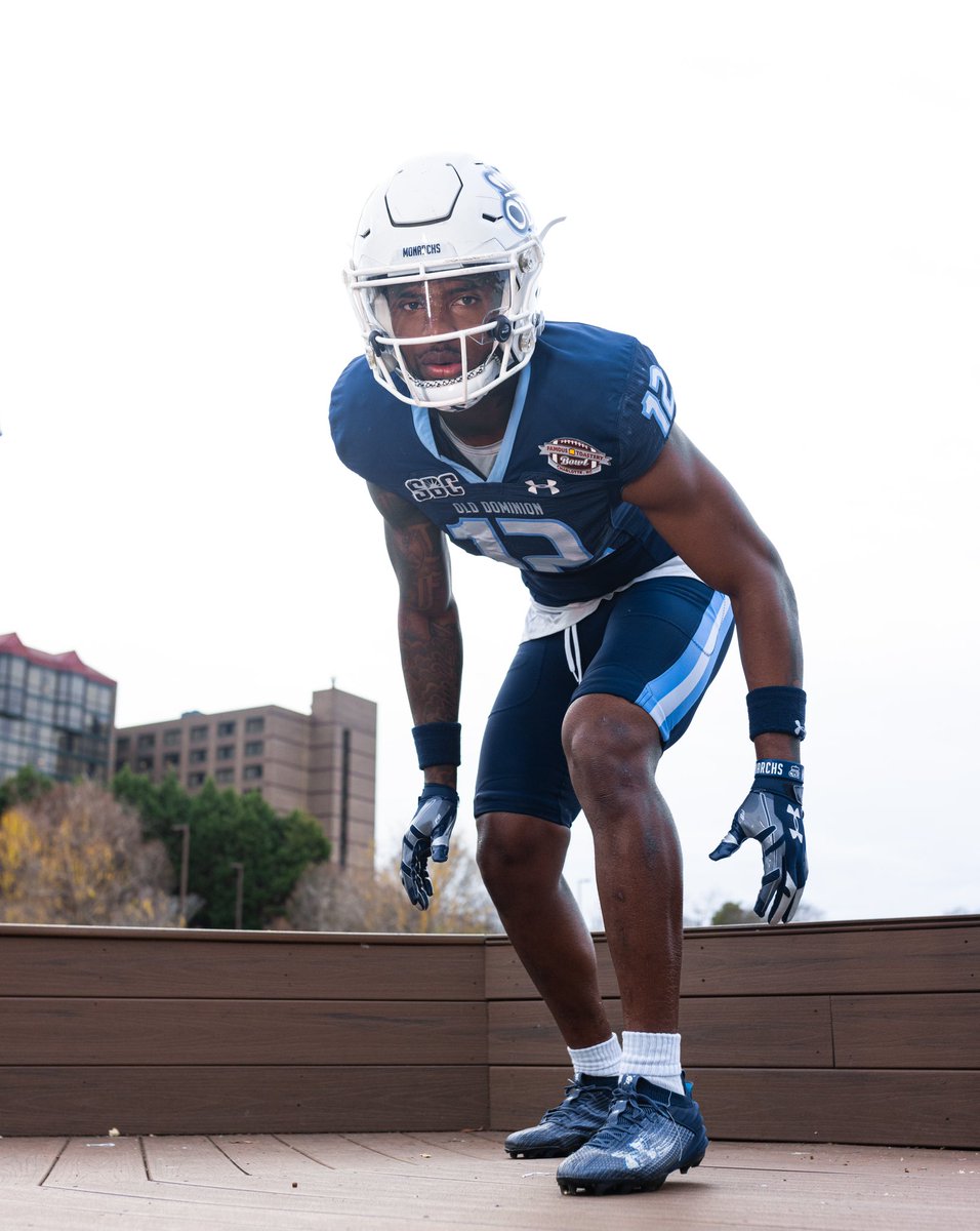 In today's Famous Toastery Bowl, it'll be the WKU Hilltoppers in their white jerseys with black pants and chrome helmets taking on the ODU Monarchs in white helmets with blue jerseys and pants. Added to our comprehensice College Bowl uni tracker here: news.sportslogos.net/2023/12/16/202…