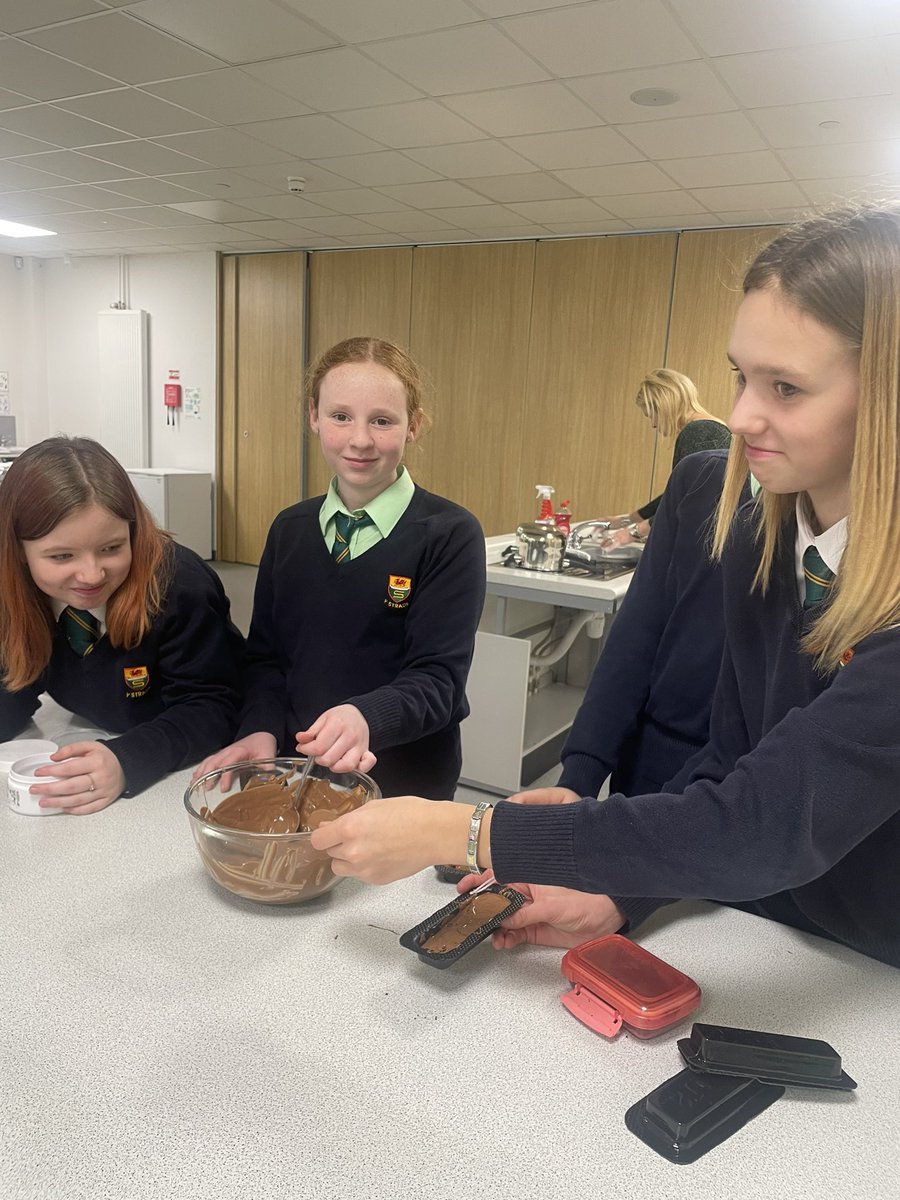Prosiect dylunio brand siocled 🍫  Dosbarth 8BC wedi mwynhau llenwi eu mowlds a blasu siocled masnach deg 🍫 <a href="/Ysgol_Strade/">Ysgol Y Strade</a>