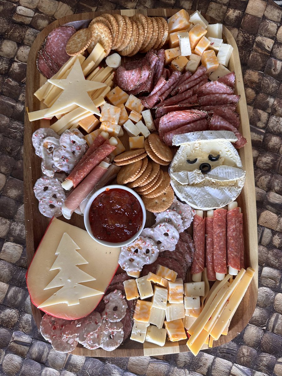 Charcuterie but make it festive. 🎅🏽#holidayeats #meatlovers #cheese #foodie