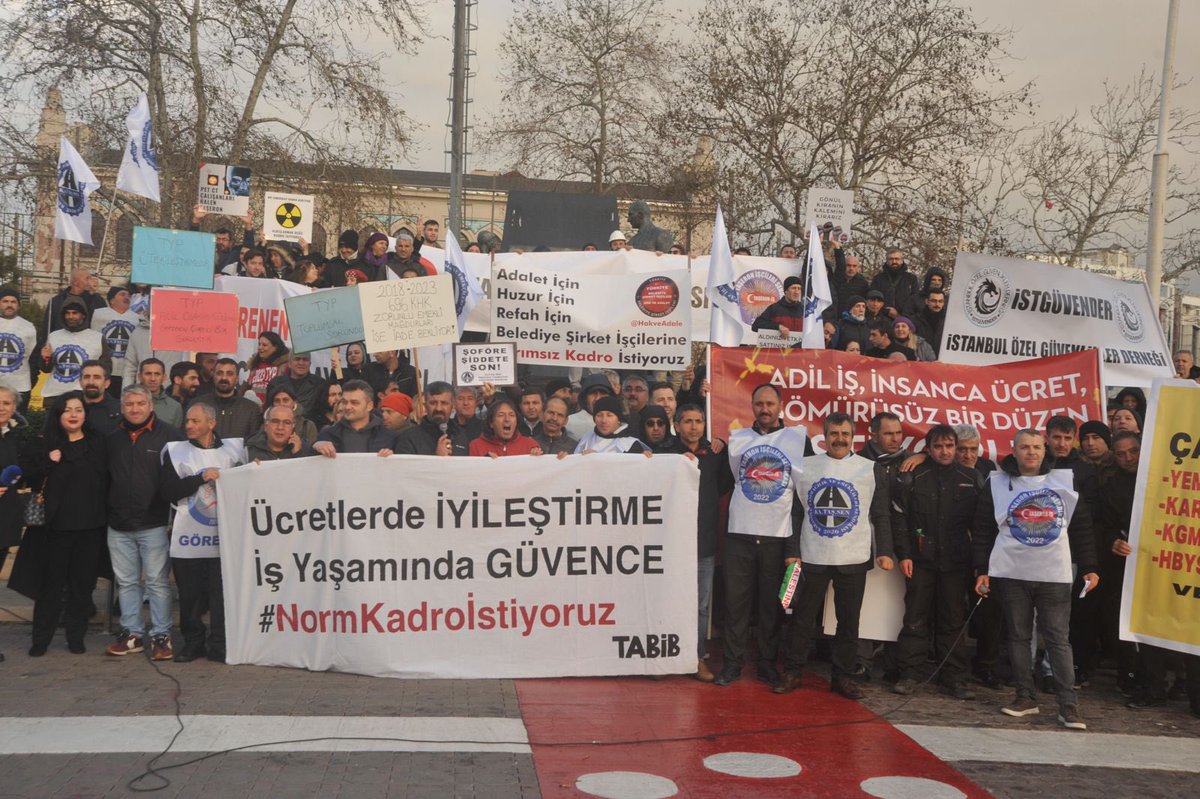 Taşeron işçilik anayasamıza aykırıdır. Kamu taşeron işçileri ve belediye şirket işçileri derhal kadroya alınmalıdır. Kadrolu ve güvenceli çalışma talebiyle mücadele eden belediye şirket işçilerimizin ve kamu taşeron işçilerimizin yanındayız! #BelediyeKadroBekliyor