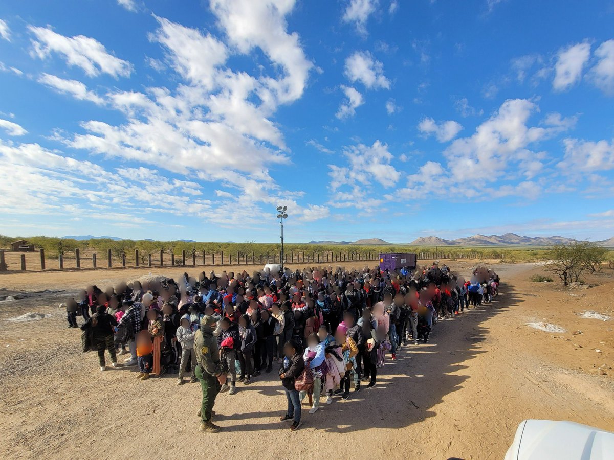 BillMelugin_'s tweet image. These are recent photos from the Tohono O’Odham Nation Indian Reservation in Border Patrol’s Tucson, AZ sector. Media is not allowed here. There is no border wall. The Border Patrol union tells us this area often gets 1,000+ crossings per day with just a few agents to process.