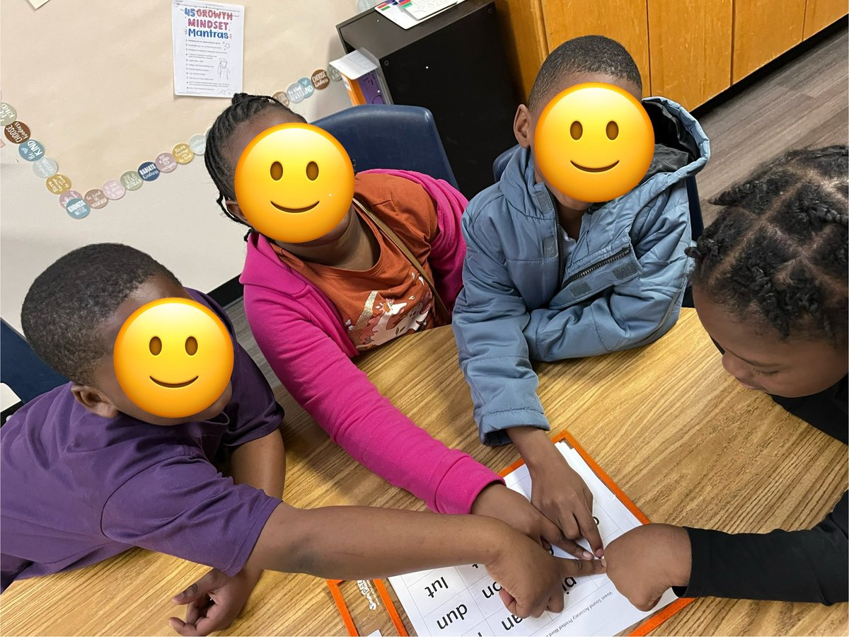 Third grade APPLYING their vowel sound knowledge accuracy. #Amplify #LearnerFramework #RISDLeadandInt #RISDWeAreOne #RISDBelieves @SkyviewElem