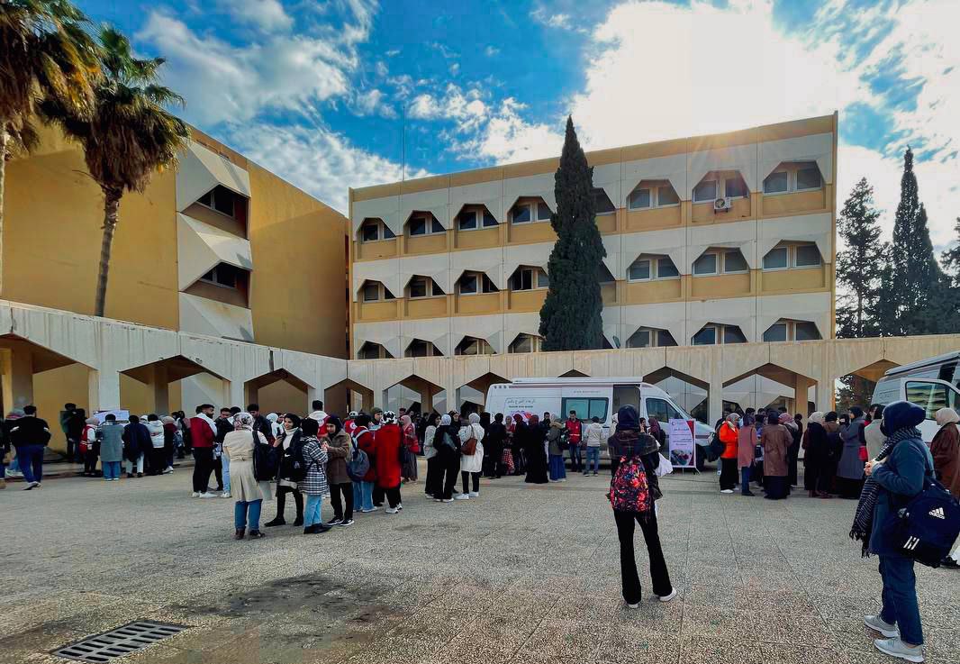 كلام مهم👇
مع ازدياد منشورات طلب الدم وازدياد الحالات الحرجة محتاجين نستمروا في التبرع بالدم 

لذلك سيُقيم مكتب الهلال في الحرم للمرة الثالثة حملة #بادر_بإنقاذ_حياة 🩸 حول التبرع بالدم بالتعاون مع مصرف الدم  

الخميس الموافق 21-12-2023 حتكون إنطلاقة حملتنا من جامعة العرب الطبية