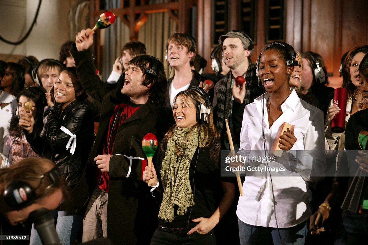 shitbritishpics's tweet image. Top British musical artists record the 20th anniversary remake of Midge Ure and Sir Bob Geldof's 1984 charity single "Do They Know It's Christmas?" at Air Studios, Hampstead in London (2004)
