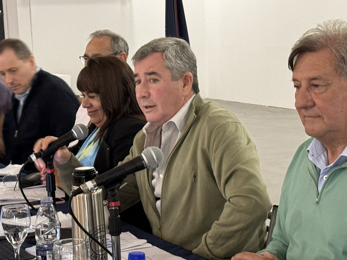 SindicatoDSalud's tweet photo. Plenario de Fin de Año de nuestro Sindicato de Salud Pública. Encabezado por nuestro Sec. Gral. @vascozubieta. Con la presencia del Intendente de  nuestra Ciudad @Julio_Alak el Sec. Gral. de @SanidadArg @hectordaer y el Presidente de la Agrupación 8 de Marzo @carlingrande https://t.co/3WPfhIicga