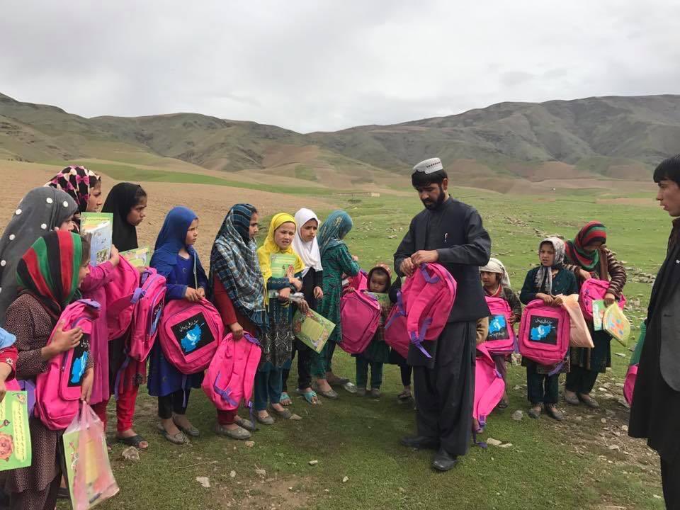 This is Badakhshan province where @MatiullahWesa and the @PenPath1 team would distribute schools bags, books and teaching materials to village children. Wesa took the girls education message to 34 provinces of Afghanistan

#EduHeroMatiullahWesa #Education
