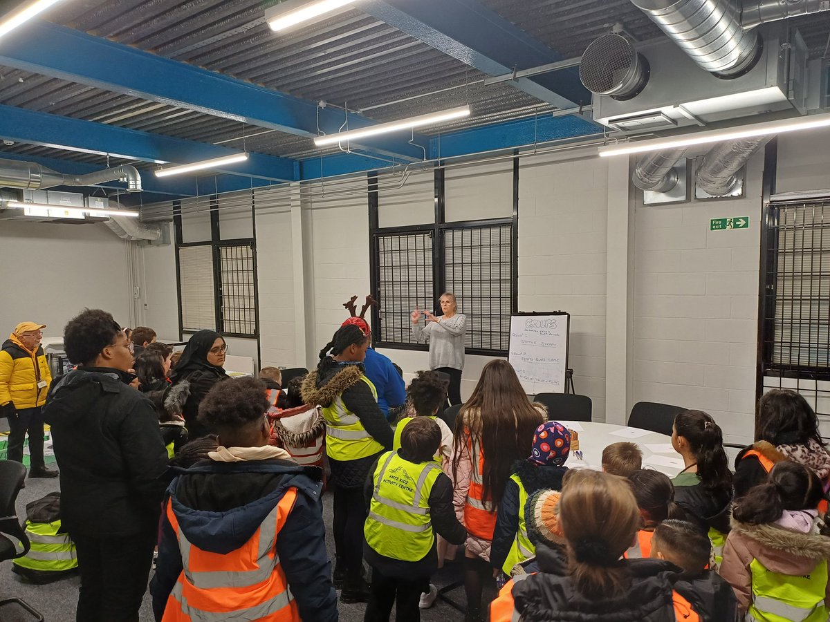 Our Trustee Jaye Isherwood with brilliant young students from @AntzKidz Xmas camp earlier today. Join us at Slough Museum in 2024 for more creative learning and workshops - exploring Slough's past, present and future! #SloughTE