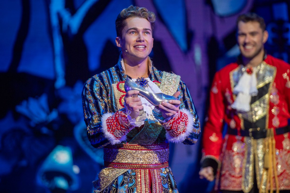 Ac adolygiad gwych arall ar gyfer y panto. Review: Cinderella at Swansea Grand Theatre is everything a panto should be (wales247.co.uk) #SwanseaPanto #frftoyota