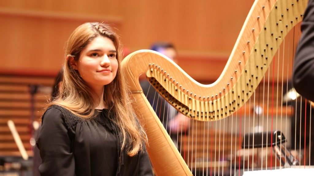 Instrumento nas mãos de Deus

O testemunho de uma jovem harpista premiada internacionalmente. Confira aqui: link.cpb.com.br/b2602d.