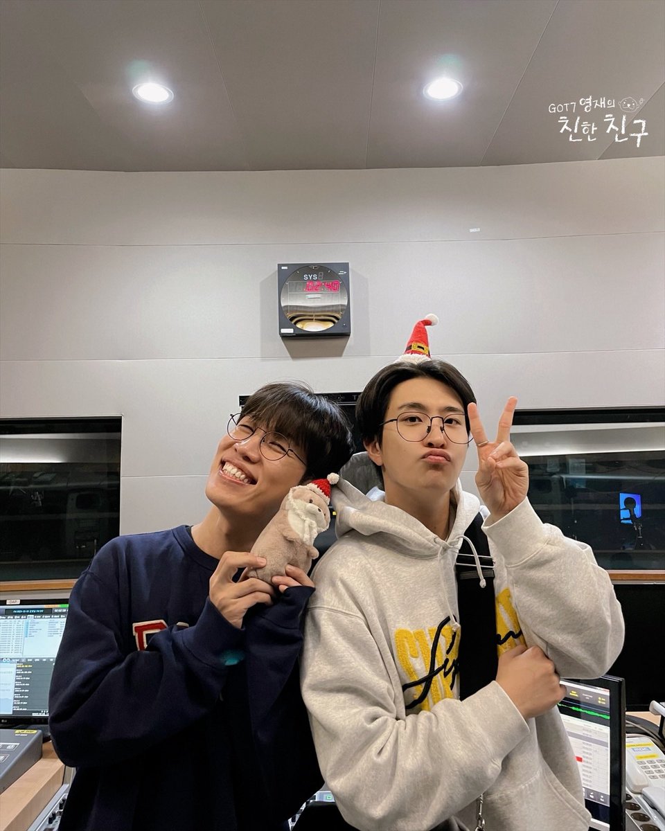 🦦친친🦦

소란의 굿바이 챌린지를 위해서
새벽 2시에 모였습니달 🦦✨

안무연습하다가 온 밴드 소란의 고영배와
라디오 생방에 보라까지 한 갓세븐의 영재라
이 투샷은 귀하군요 💚❤️

#MBC #RADIO #GOT7영재의친한친구 #친한친구 #친친 #달친친 #달디 #GOT7 #갓세븐 #영재 #YOUNGJAE