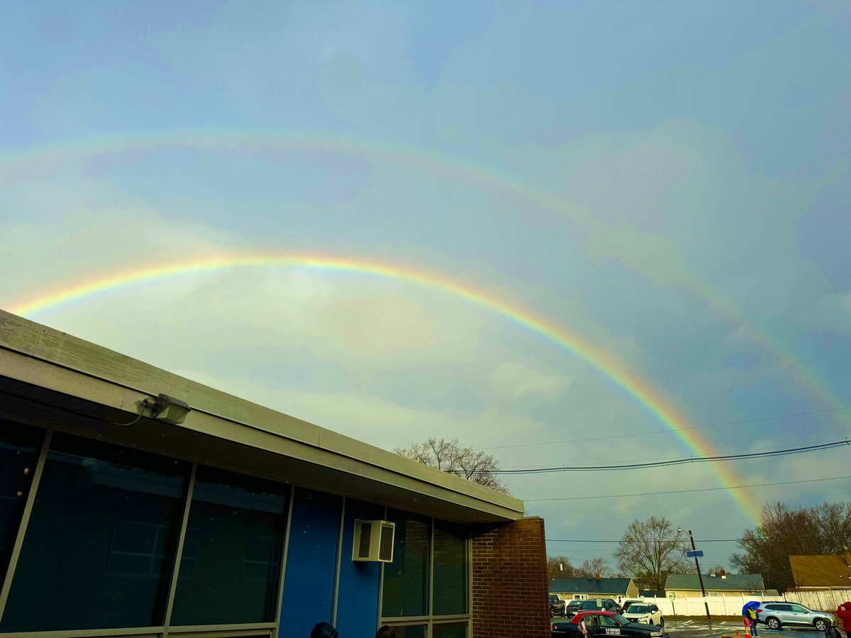 When all signs point to it being a good week @lindeneauschool! 🌈