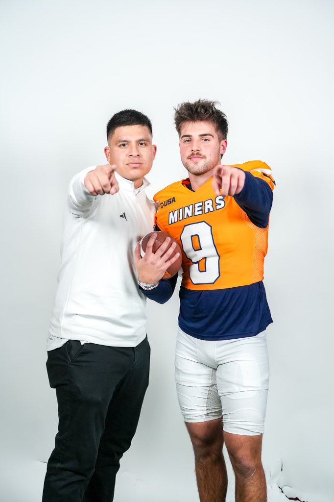 Skyler Locklear (@locklear_skyler) on Twitter photo El Paso what’s up?! Committed🤙🏽⛏️#PICKSUP #CodeBlue
<a href="/CoachSWUTEP/">Scotty Walden</a> <a href="/Coach_Avina/">Miguel Aviña</a> <a href="/UTEPFB/">UTEP Football</a> <a href="/QBC_Charlotte/">QB Country NC</a> <a href="/SSN_UTEP/">Sidelines UTEP ⛏</a> El Paso what’s up?! Committed🤙🏽⛏️#PICKSUP #CodeBlue
<a href="/CoachSWUTEP/">Scotty Walden</a> <a href="/Coach_Avina/">Miguel Aviña</a> <a href="/UTEPFB/">UTEP Football</a> <a href="/QBC_Charlotte/">QB Country NC</a> <a href="/SSN_UTEP/">Sidelines UTEP ⛏</a>