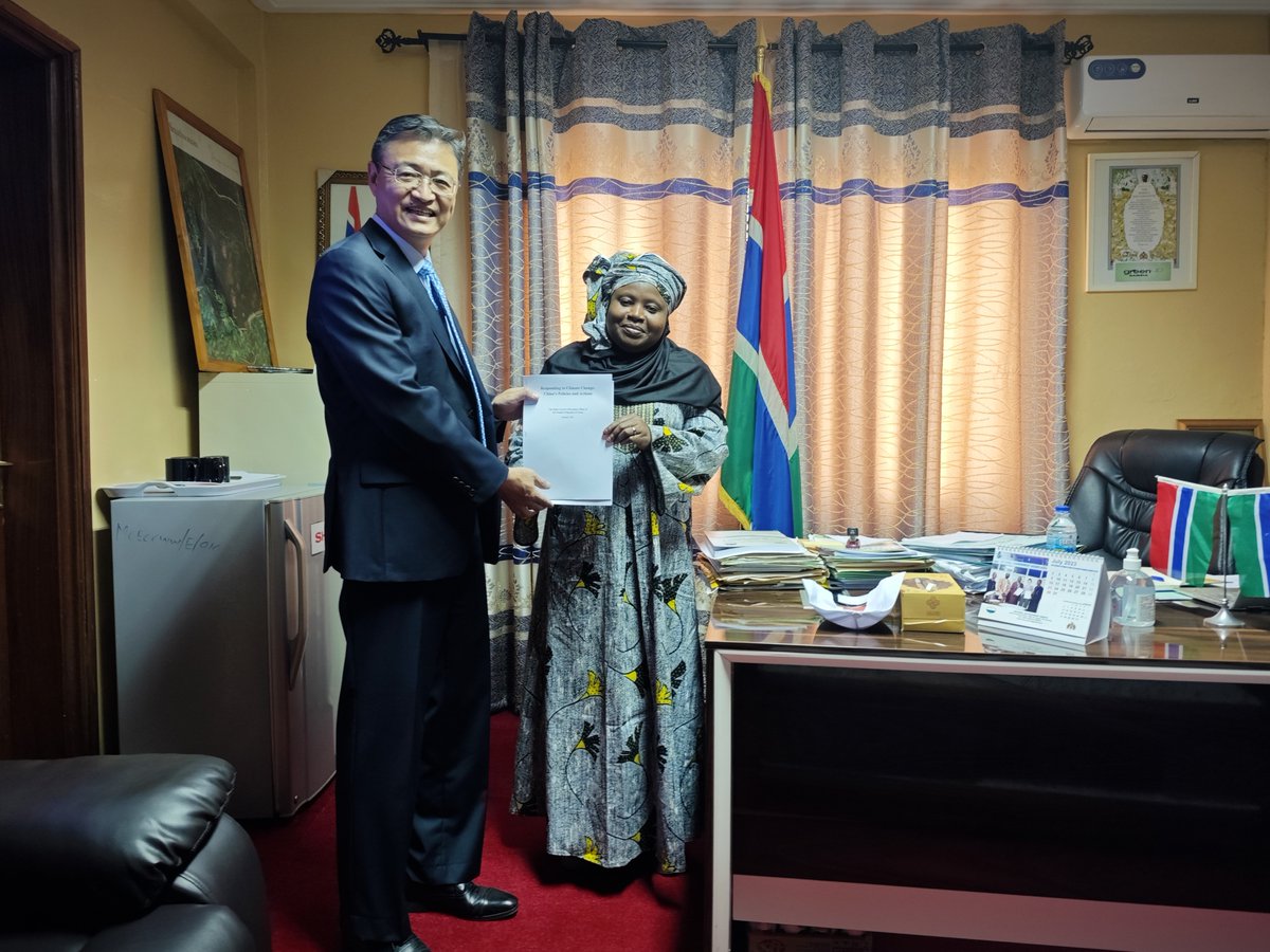 I met with Hon. Rohey John Manjang, Minister of Environment, Climate Change and Natural Resources of The Gambia.China and The Gambia both attach great importance to green development. We look forward to closer exchanges and cooperation in field of environment. @Meccnar_Gambia