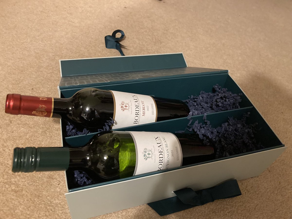 Awww, just got this fab Christmas gift from one of my absolute favourite teams. This stuff means so much as a freelancer. Made my day ❤️ It’d be rude not to crack one open, right…?