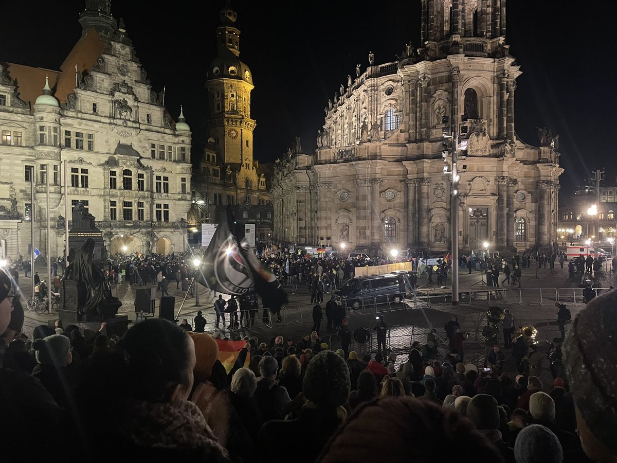 #dd1812 Ein Tag nach #Pirna heißt antifaschistischer Protest gegen noPegida in #Dresden! Hunderte Menschen übertönen die extrem-rechte Demo gegenüber. Solidarität mit den Betroffenen in Pirna heißt antifaschistische Organisierung - jetzt! #Sachsen