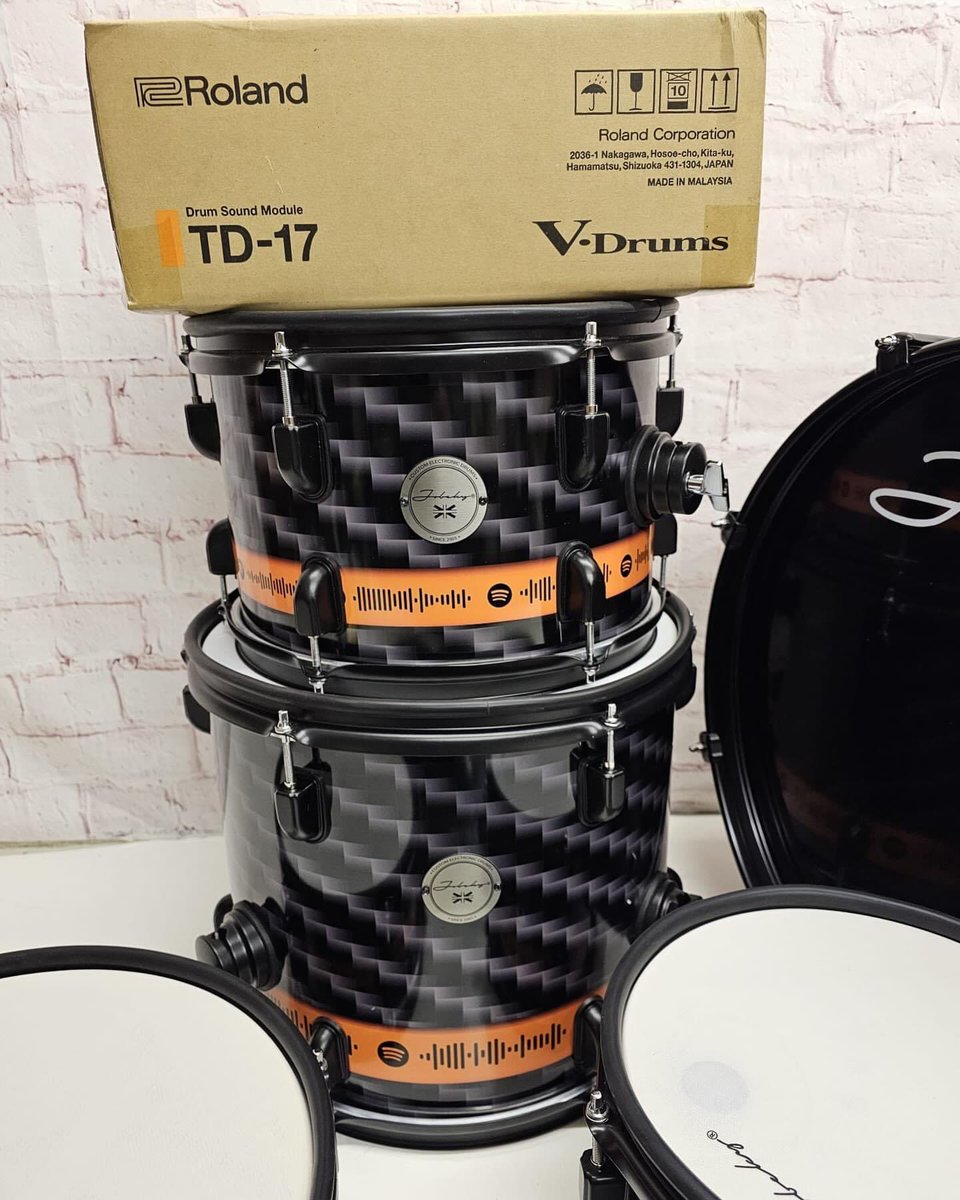 jobekydrums's tweet photo. The last kit of the year going out, carbon fibre effect wrap with a striking orange band containing Spotify song codes on each drum, black low volume cymbals and a Roland TD17 module #electronicdrums #ekit #drumkit #drumming #quietdrumming #cymbals #drummodule #rolandmodule https://t.co/8XkzAQLxQu