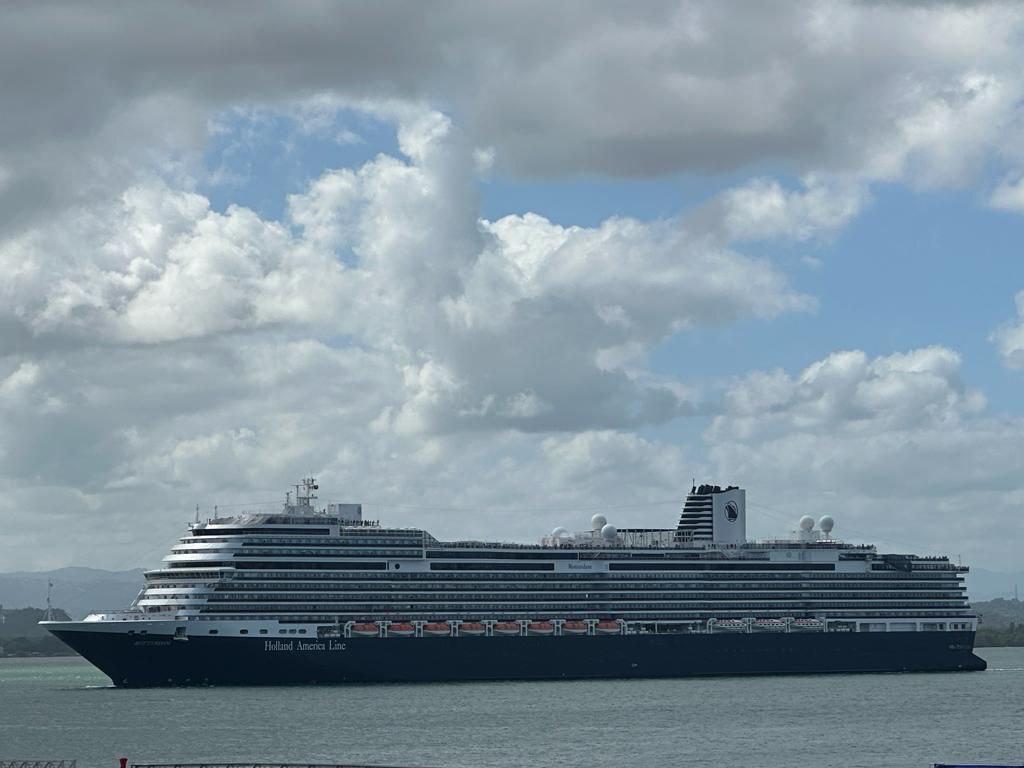 🚢Vista del Rotterdam <a href="/HALcruises/">Holland America Line</a> en el muelle 4 en el Viejo San Juan. Este es el primer crucero en llegar hoy al puerto de San Juan. ¡Bienvenidos! @prdirpuertos <a href="/lafortalezadepr/">La Fortaleza</a>