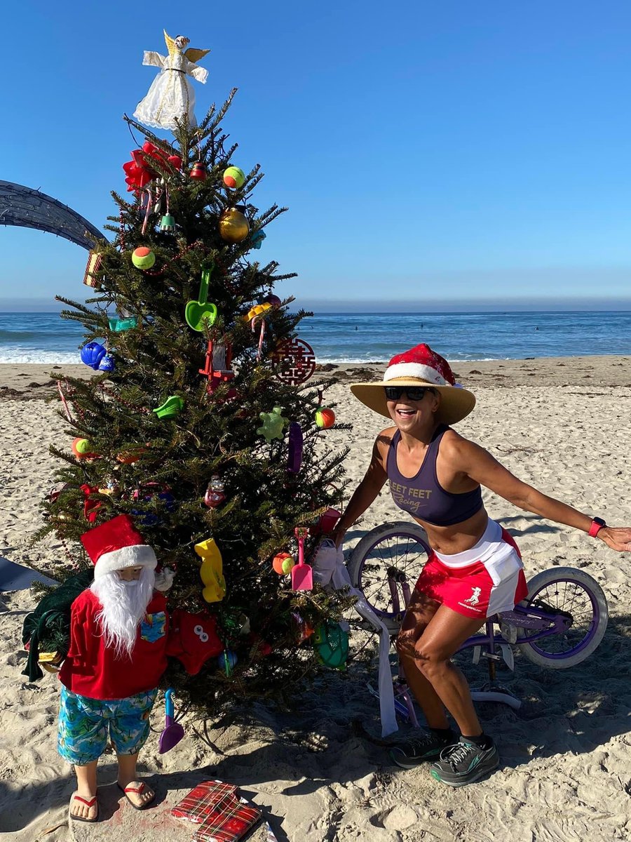 @obligatraveler @CharlesMcCool @FunInFairfax @intheolivegrov1 Suggestion from @CharlesMcCool @FunInFairfax we applaud creativity with this week's #Top4Theme #Top4DecoratedTrees share pics @intheolivegrov1 @obligatraveler @OdetteDunn 
Yesteryear Christmas trees: 
Sacramento bike trail, ceramic tree, flip-flop tree, tree on the beach.