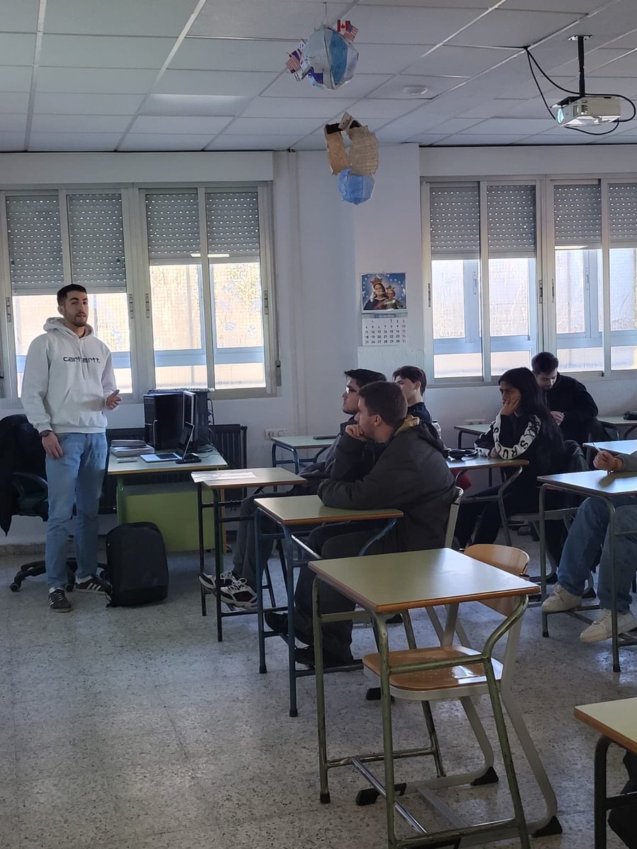 SalesianosPiza's tweet photo. Los alumnos de 1° de #ASIRPIZA y #DAMPIZA disfrutan del Taller de Ciberseguridad impartida por Pablo Plaza Gracias por tu tiempo y colaboración.
#CyberCampUSAL #GS #FP #unsueñ9parati https://t.co/hVKnk0xNMa