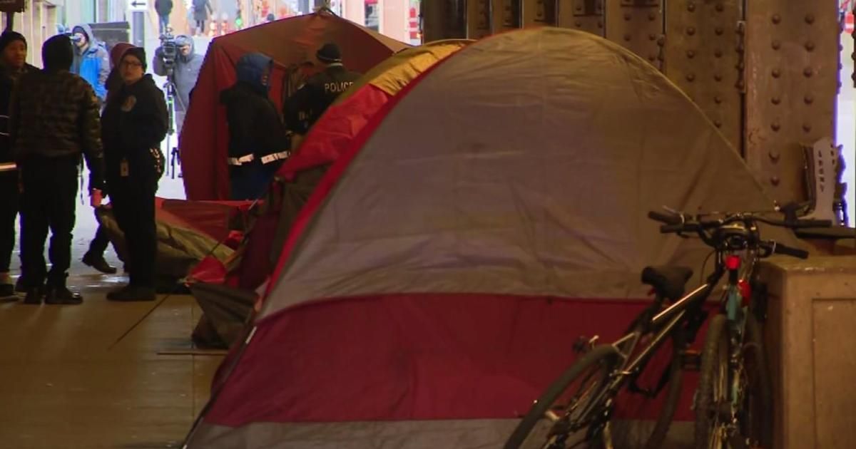 Chicago clearing out West Loop homeless camp to clean viaducts cbsnews.com/chicago/news/w…