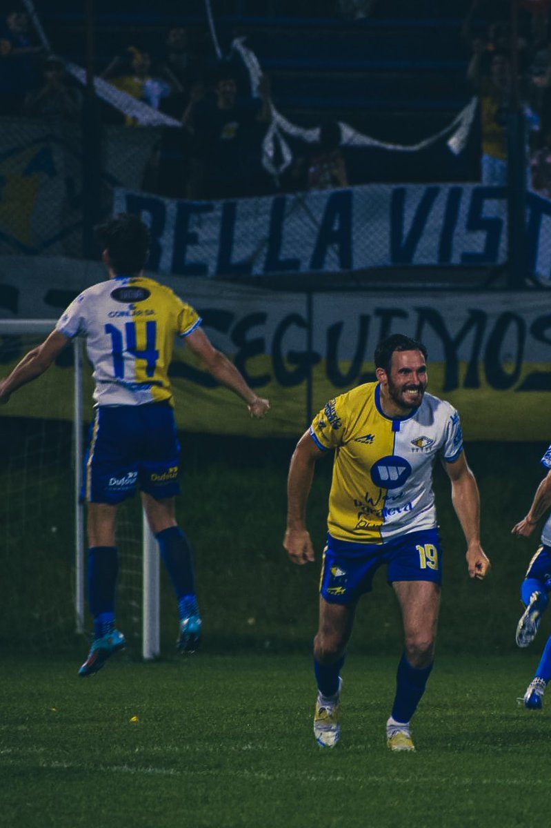 Ricardios y Ángel con la 14 saltando al cielo 

Mis héroes en este lío 

💛🤍