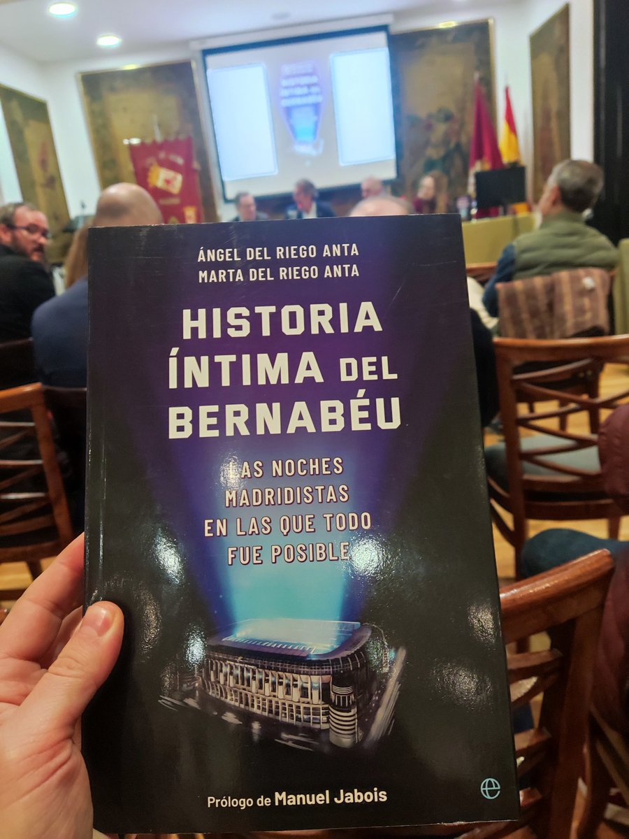 Comienza la presentación de Historia íntima del Bernabéu, con los autores @la_meseta_uber y @martadelriego, presentado por @JesusBengoechea, en @CasaLeonMadrid