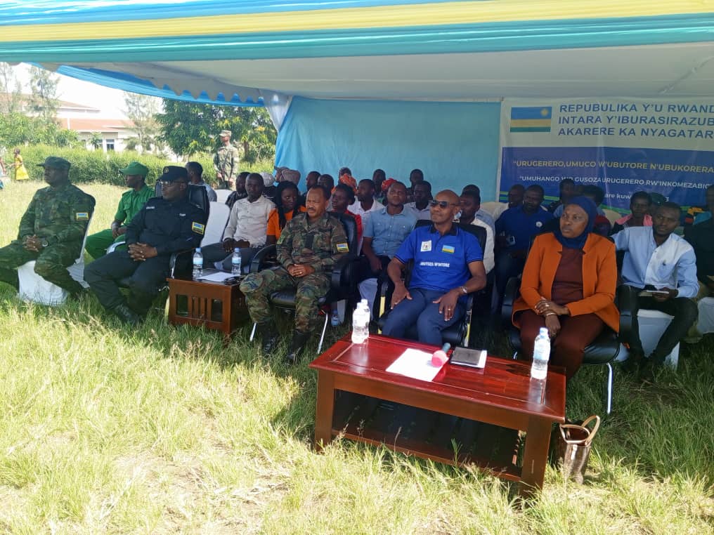 NyagatareNyc's tweet image. Mu gikorwa cyo gusoza Urugerero rw'Inkomezabigwi 11, Umuyobozi w'Akarere Bwana @Gasanastep yashimiye #Intore kubw'akazi keza bakoze ndetse anabagwira ko akazi kararangiye ahubwo aricyo gihe cyo gukomeza gusigasira ibyakozwe no gukomeza kwegera Abaturage. 

#Imihigo Irakomeje