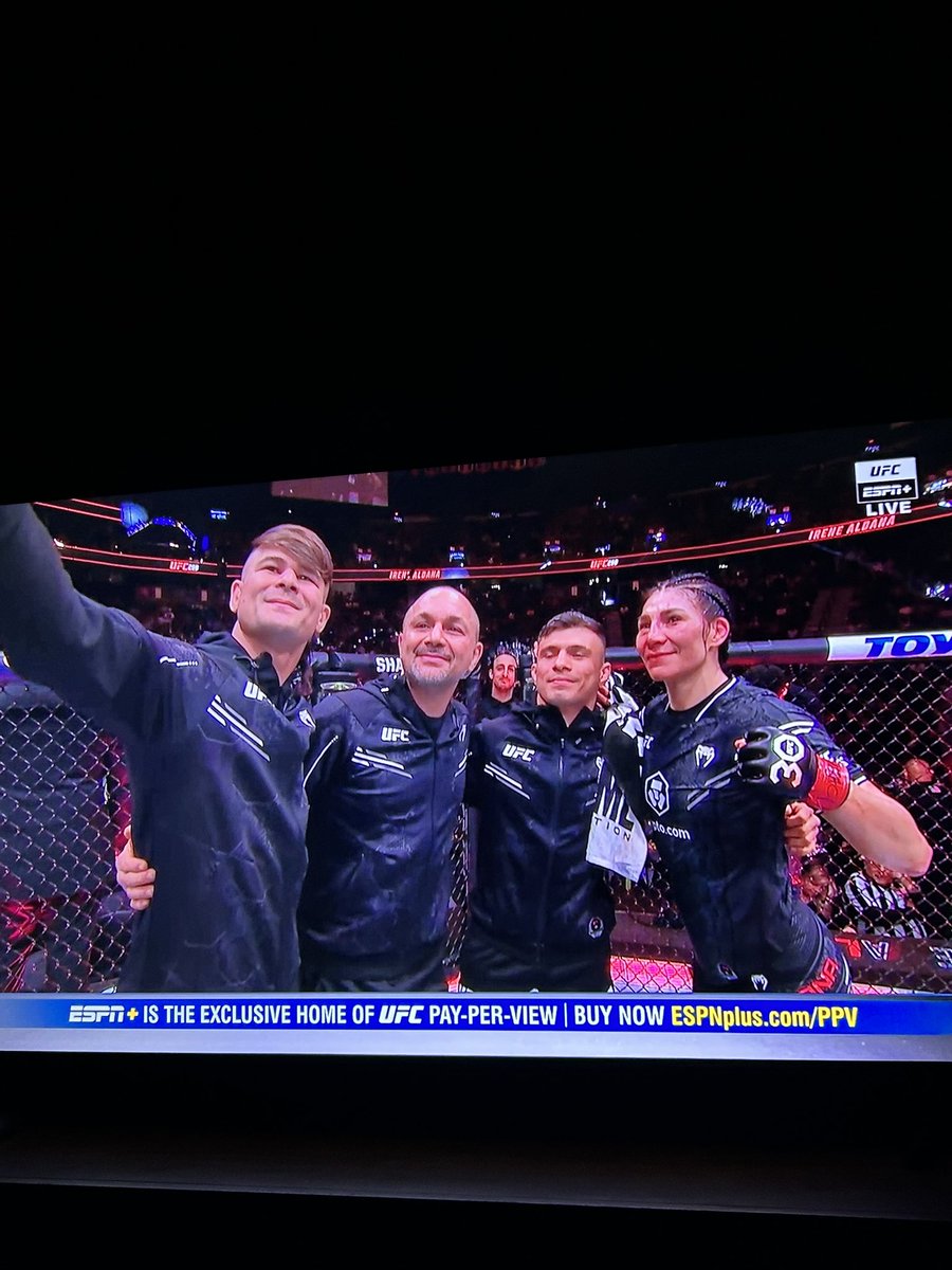 What a fight between Irene Aldana and Karol Rosa at #UFC296. Fight of the night! Congratulations to Irene and the team @IreneAldana_ @Diegolopesmma