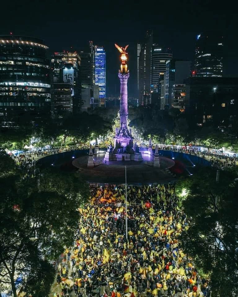 Celebración del campeonato.
¡Llegó la 14!

💛💙💛 🦅 💙💛💙

#AméricaCampeón
#VamosAmérica 
#ÁguilasDelAmérica
#FinalLigaMX