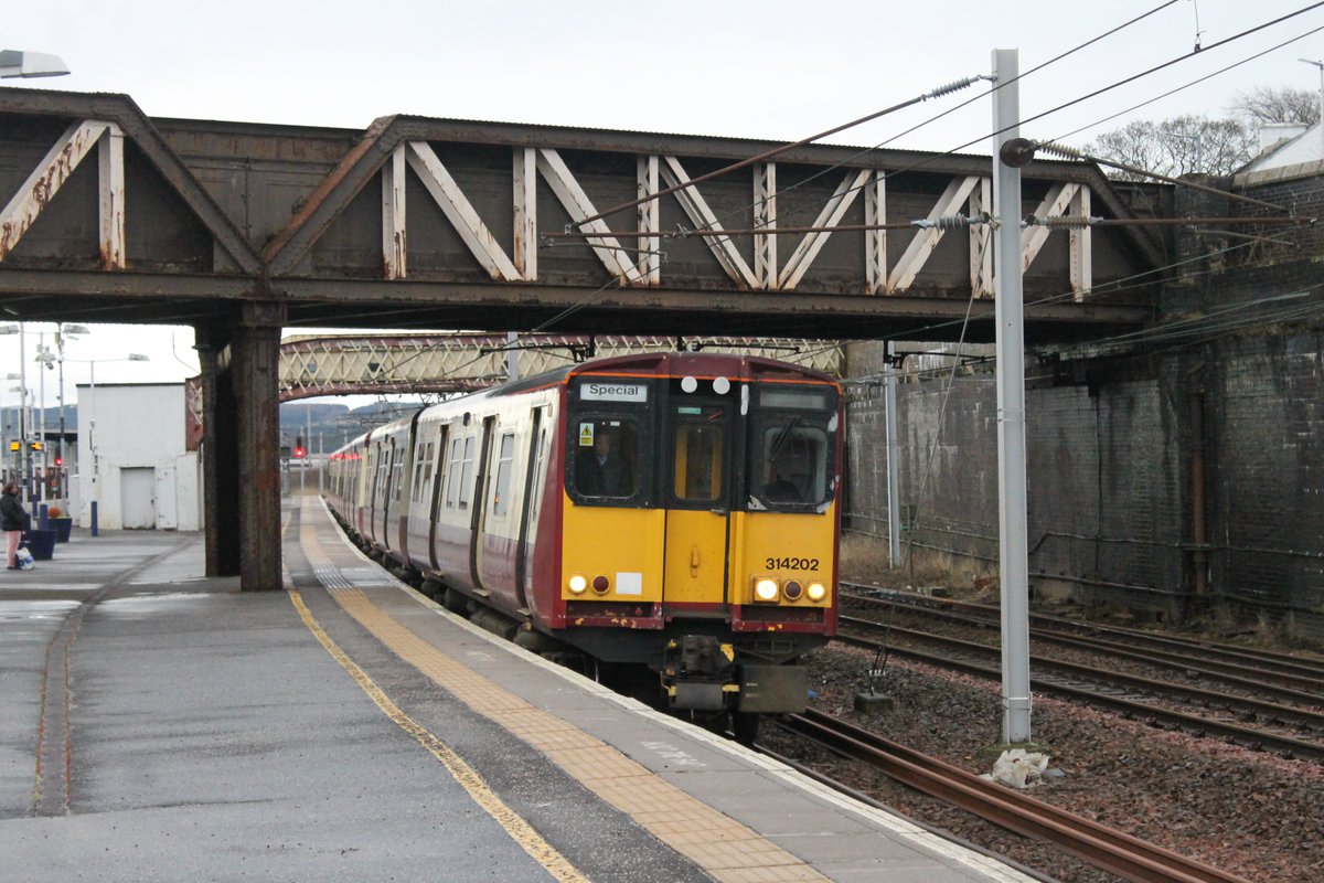 303032T's tweet image. Four years ago today was the farewell tour for the Class 314s, using 314202 &amp;amp; 205. They visited Ayrshire, Carstairs, Cumbernauld and Helensburgh during that final trip. The photos show 314202 &amp;amp; 205 at Carstairs. 18.12.19 #class314 #class314farewell  
scottishtrains.zenfolio.com/p933663192