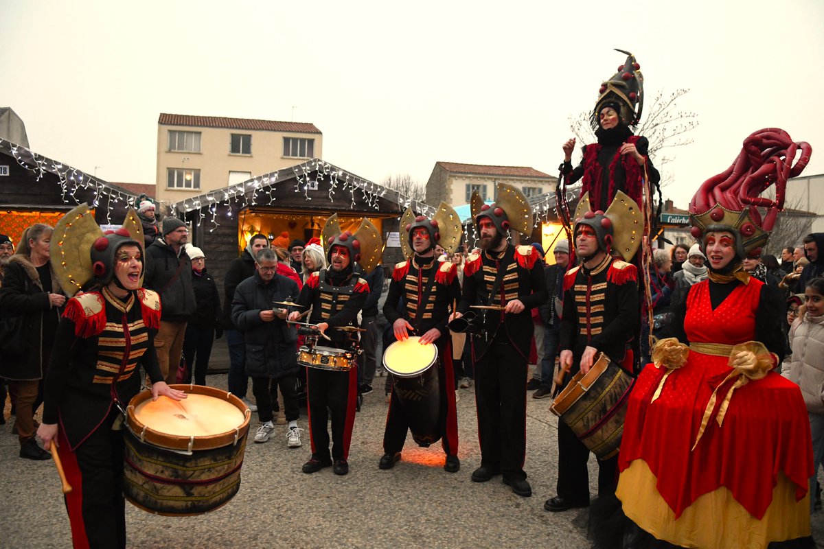 🤩Rendez-vous l'année prochaine !
Merci aux milliers de spectateurs qui sont venus pendant ces trois jours de fête déambuler dans les allées du marché de Noël de Fontenay-le-Comte.
Bonnes fêtes à tous !