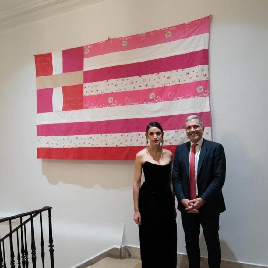 «Μετά από εντολή του υπουργού Εξωτερικών, Γιώργου Γεραπετρίτη, θα αποσυρθεί άμεσα η ρόζ ελληνική σημαία από την έκθεση του Γενικού Προξενείου της Ελλάδας στη Νέα Υόρκη.»

Αδιανόητη παρέμβαση λογοκρισία σε έκθεση τέχνης της Τζόρτζια Λαλε, για χαρη του ακροδεξιου σκοταδισμου.