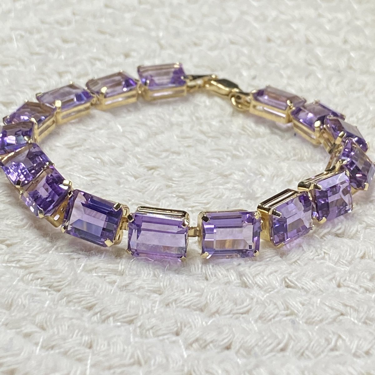 Over $200 Price DROP for the Holiday + FREE Priority Shipping! 💜💜💜

14k Yellow Gold Bracelet - 9x7mm Emerald Cut Genuine Amethyst - 7 1/2” - CID

ebay.com/itm/1761027158…

#jewelry #gemstones #gold #14k #gift #bracelet #birthstones #giftidea 
#Christmas #HolidayDeals #special