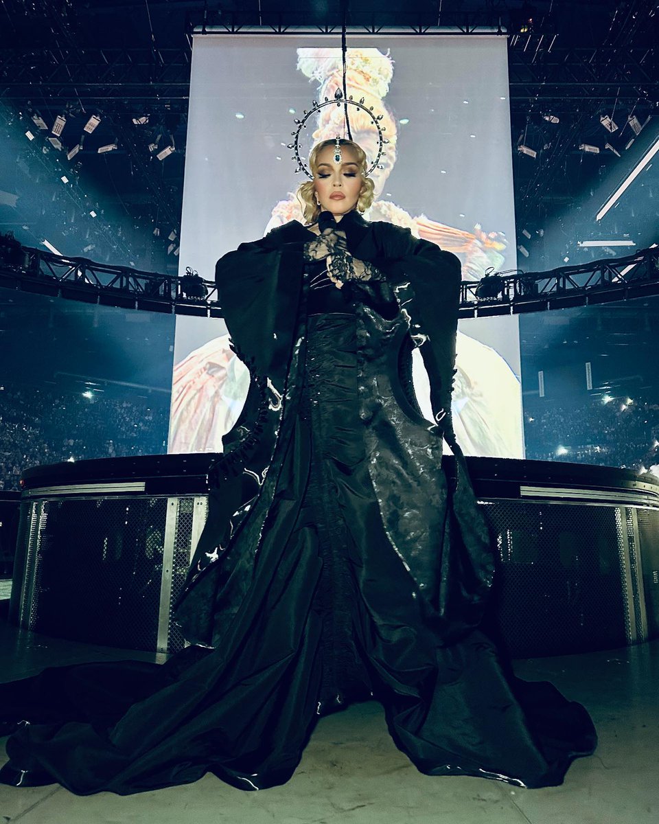 Madonna's tweet image. It’s Show-Time………….🎙

#MadonnaCelebrationTour
