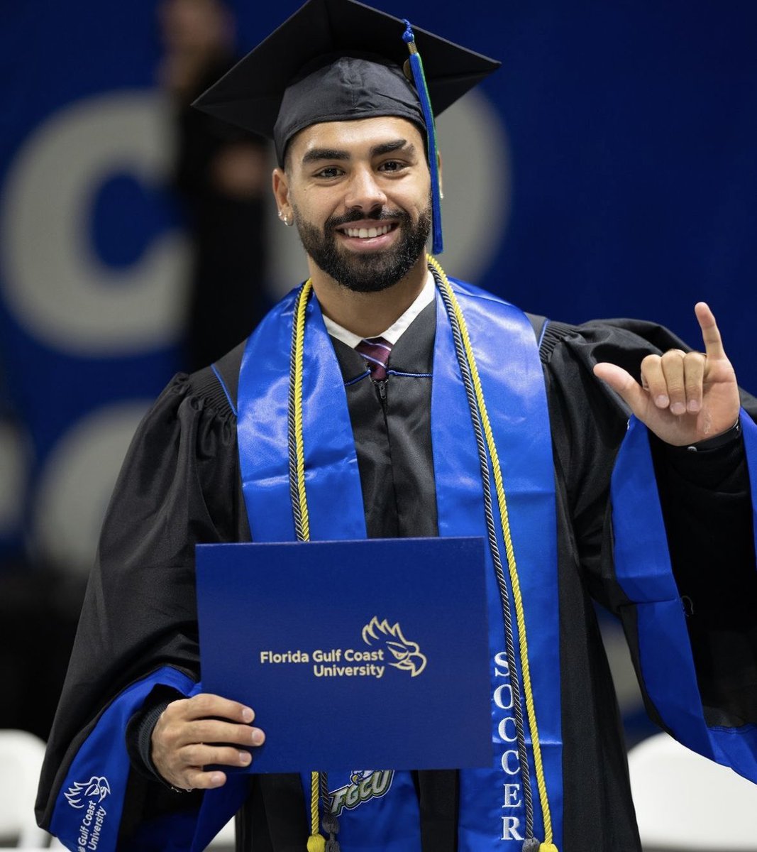 #WingsUp FOREVER! 🎓🤙

Congratulations to all @fgcuathletics’ student athletes on earning their degrees over the weekend! 💯🎓

#ASUNBuilt