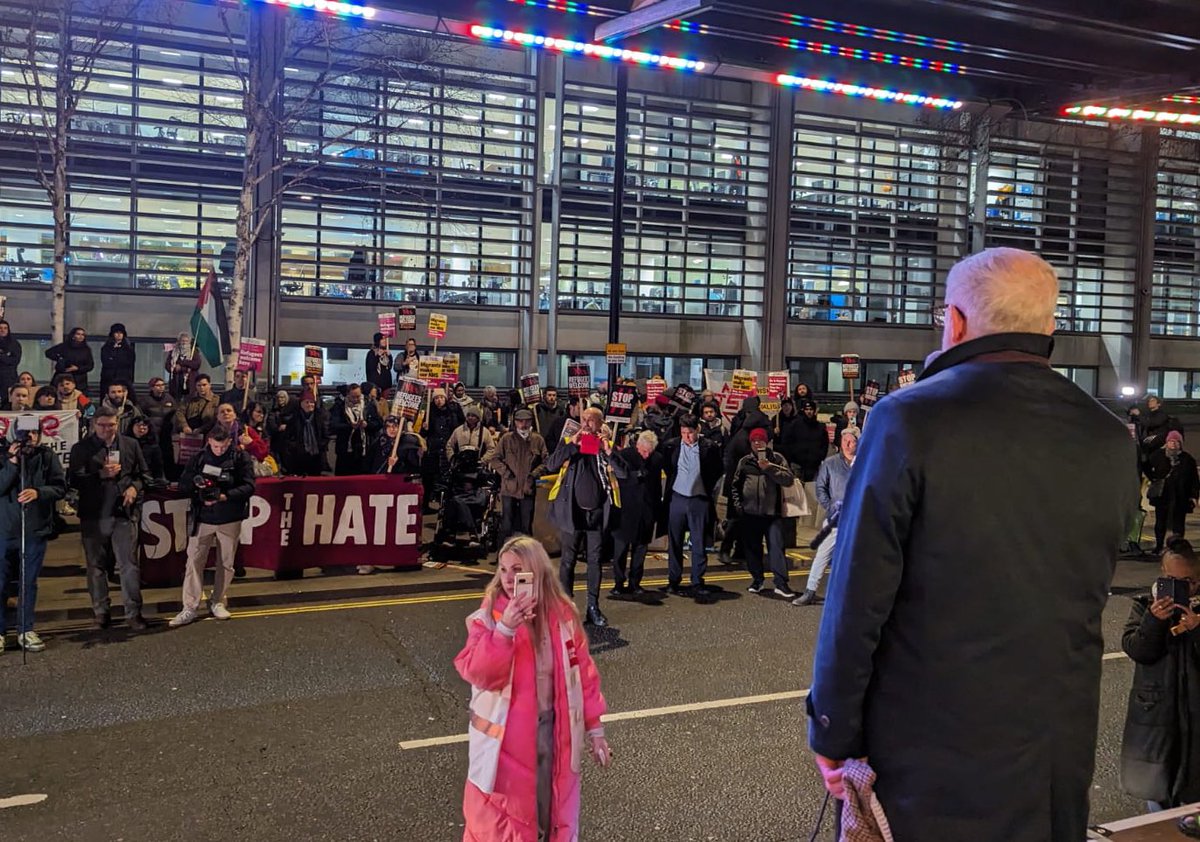 Say it loud, say it clear: refugees are welcome here.

@jeremycorbyn speaks at tonight’s #MigrantsDay demonstration outside the Home Office and calls for the government to end the scapegoating of refugees.