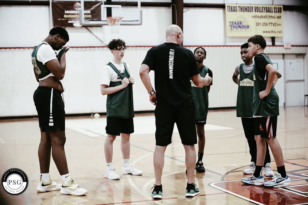 UC_Exposure's tweet photo. Had a great time working with "Future Prospects" in Houston yesterday! Stay focused on what it takes to play at the next level & everything else takes care of itself. #TakeTheUncommonApproach #ProvenFormula #InterestToOffers #BeUncommon @TxTakeover_Ned @4YFilms @billionairevsn https://t.co/paxYPYguRv