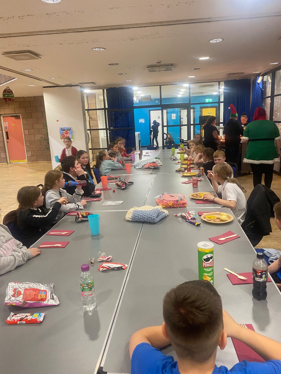 Santa has delivered 50 Cosy Christmas Packs to our young people at Tannahill. The youth club also had Christmas dinner and party games for our last night of the year! 🎄🥳