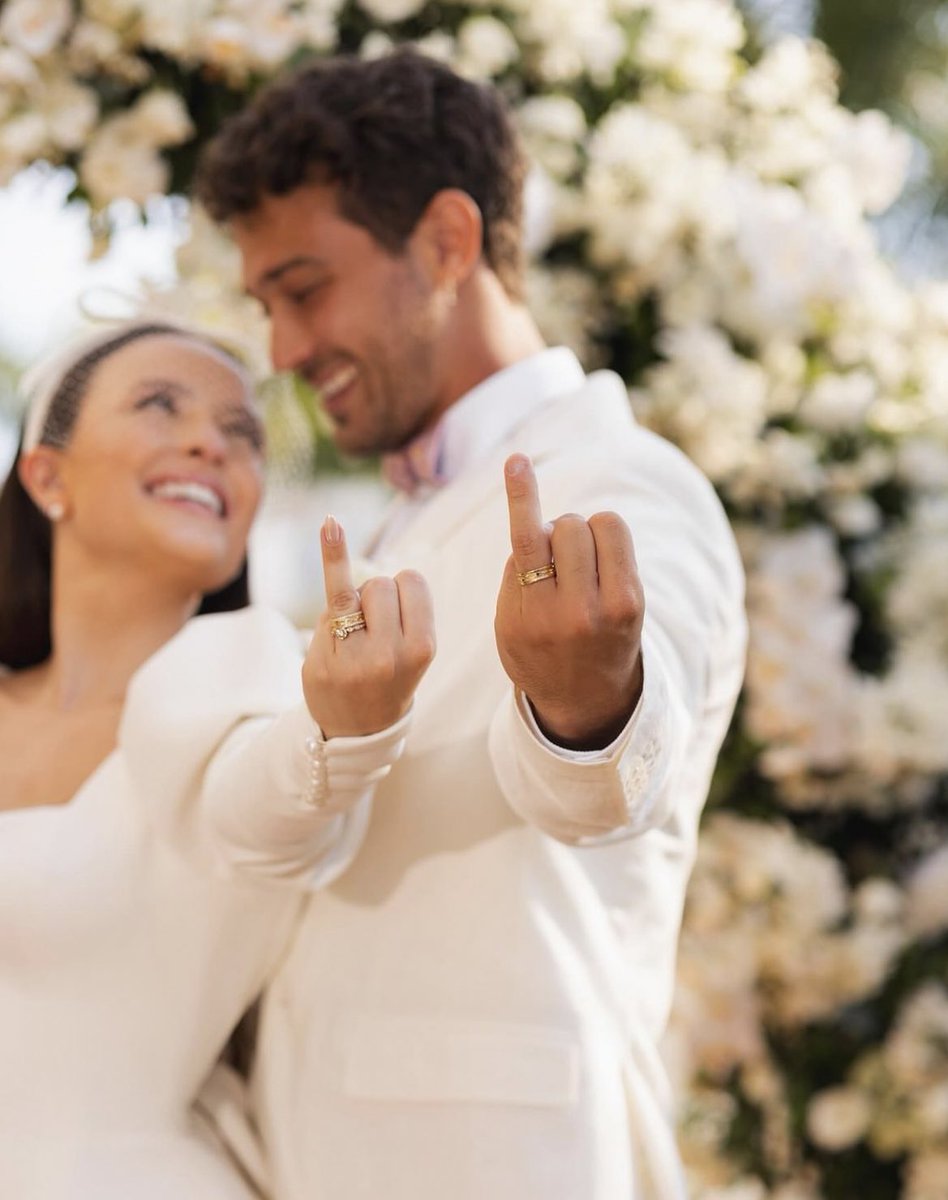 paiva's tweet image. agora larissa manoela eh uma mulher CASADA meu deus quanto tempo eu dormi