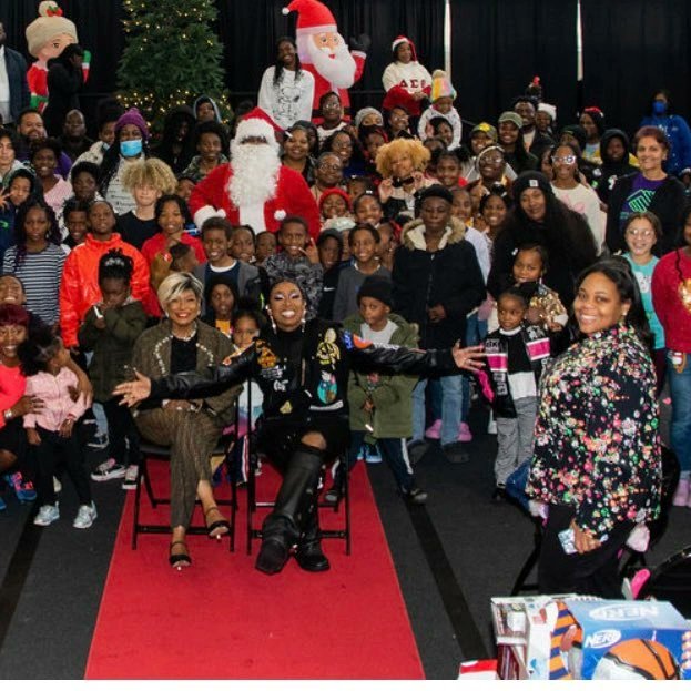 A miracle on Missy Elliott Blvd! Thank you to <a href="/MissyElliott/">Missy Elliott</a> &amp; your beautiful mom for pouring into our hometown! Kudos to <a href="/IamErinCarter/">Erin C.</a> for pulling this off. So beautiful seeing this effort to ensure our Portsmouth &amp; Hampton Roads families have a holiday season to remember!