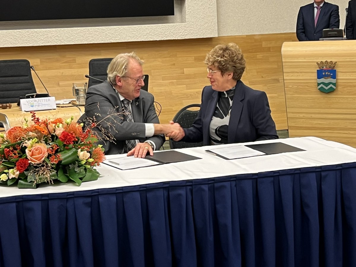 Met een warme handdruk van <a href="/JaapSmitCdK/">Jaap Smit</a> en een applaus van de raad: @FNoordermeer gefeliciteerd met je benoeming tot burgemeester van <a href="/Midden_Delfland/">Gemeente Midden-Delfland</a> !🎉