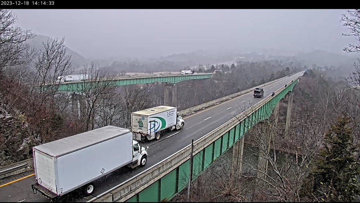 We've had one of the heavier snow bursts of the day go through Frankfort within the last few minutes. This cell will head toward Lexington over the next hour, causing temporary reduced visibilities and light accumulations on grassy surfaces. #KYwx