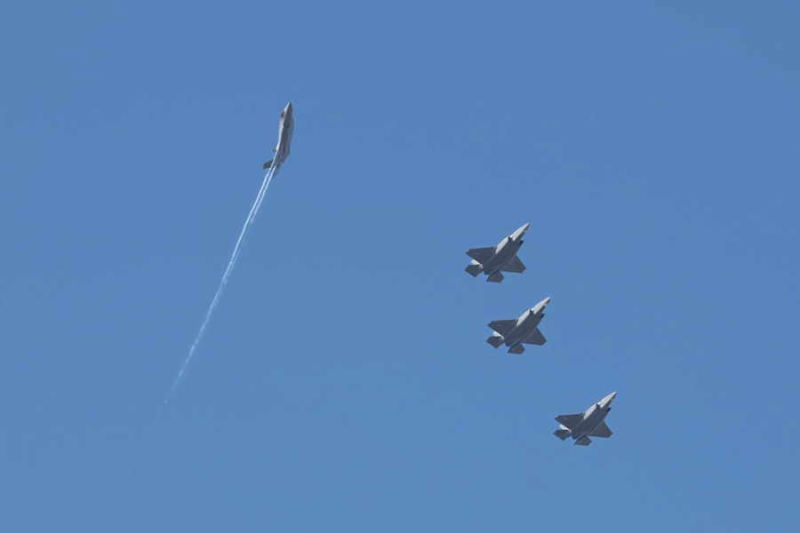 #photooftheday
aerotechnews.com/photoarchive/ 
Air Force F-35A Lightning IIs fly in formation during training over Tsuiki Air Base, Japan, Dec. 4, 2023.