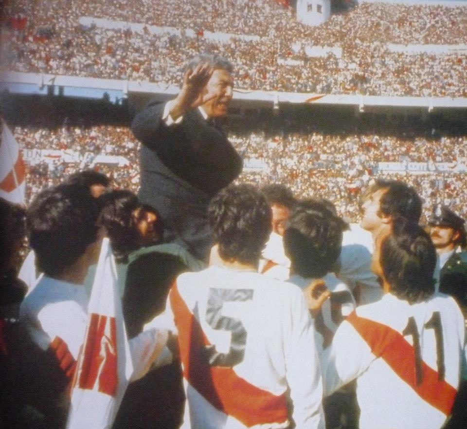 chomickirio's tweet photo. Recordemos que en toda Argentina nadie estuvo tantos años en un club, nadie hizo tantos goles en un club y NADIE GANÓ TANTO EN UN CLUB como Angelito Labruna en River. 

Y eso que a uno le tuvieron que empezar a contar los títulos como vicepresidente. https://t.co/UcwacTJYaP