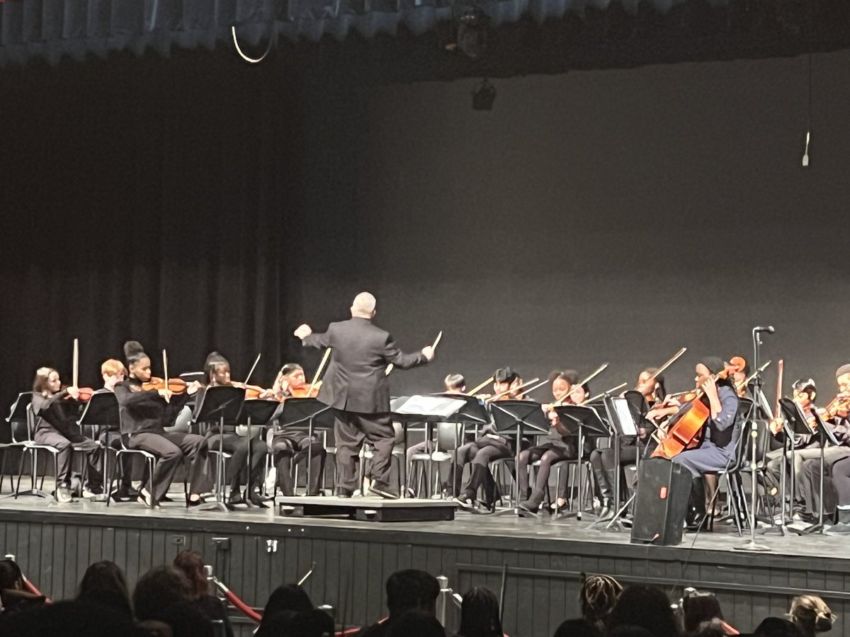 Yes after a four year hiatus that is indeed @larry_llavallee conducting—welcome back and bravo! @MusicBCPS @Fschrader1