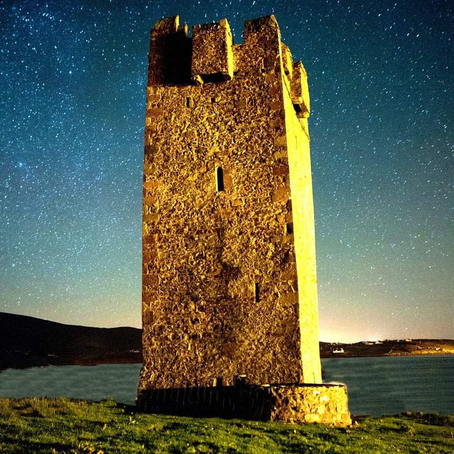achilltourism's tweet image. This image is captivating, showing some of the rich history of Achill and the breathtaking views and amazing night skies at Grace O&apos;Malley (Granuaile)&apos;s Kildownet (Cill Damhnait) Castle 🏰,  located in the south-east corner of Achill Island. This 15th-century Irish tower house
