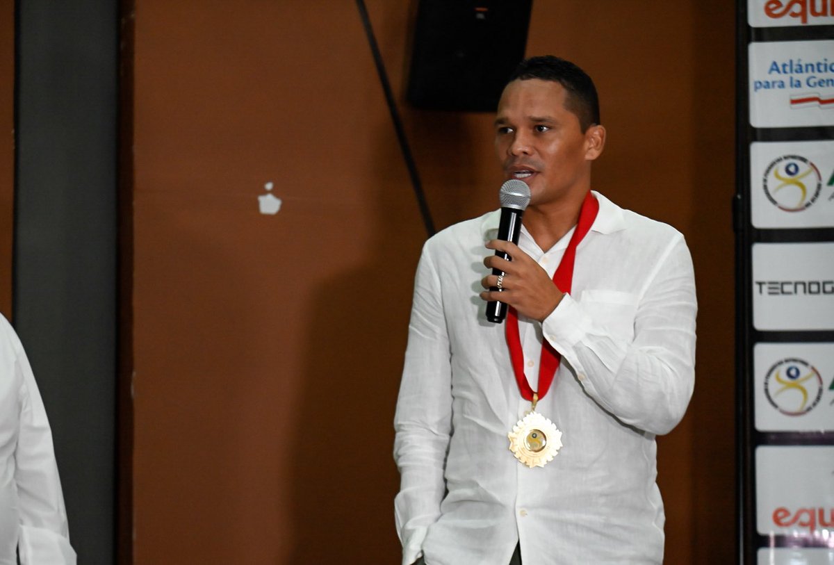 JuniorClubSA's tweet image. 🏅 CARLOS BACCA: DEPORTISTA DEL AÑO 
Nuestro goleador Carlos Bacca recibió esta mañana el premio a Deportista del Año Arcord Atlántico 2023 gracias a su gran desempeño con nuestro equipo en la actual temporada donde consiguió ser campeón de Liga y botín de oro gracias a sus 18…