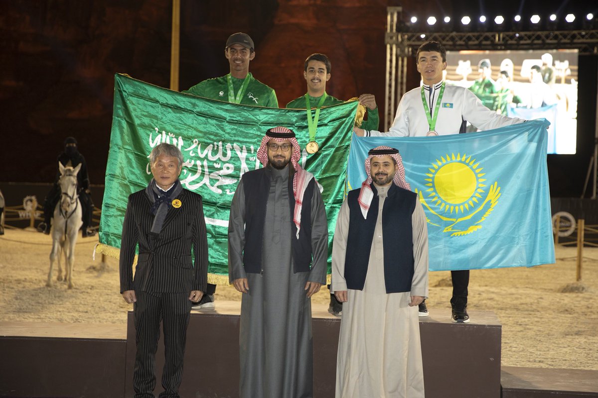 توج سمو الأمير عبدالله بن فهد <a href="/AbdullahFAlsaud/">عبدالله بن فهد بن عبدالله</a> رئيس #الاتحاد_السعودي_للفروسية أبطال بطولة #كأس_العالم_للرماية_من_على_ظهر_الخيل 🏆

🥇هشام علي التميمي 🇸🇦
🥈عبدالملك محمد بن خريف 🇸🇦
🥉🇰🇿Yeralkhan Aikoz