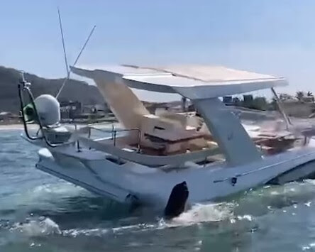 Ferretti Yacht Sinks in Baker Beach San Francisco
#YachtSinks #YachtSalvage #BakerBeach #SanFrancisco #SanFranciscoFireDepartment #SanFranciscoPoliceDepartment #MotorYacht #Ferretti #OutNews 
poweryachtblog.com/2023/12/ferret…